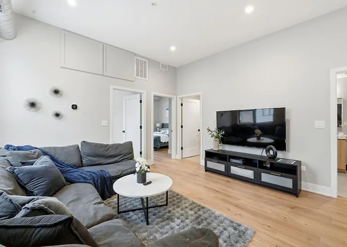 Edgewater With Free Parking Gym Modern Living Chicago