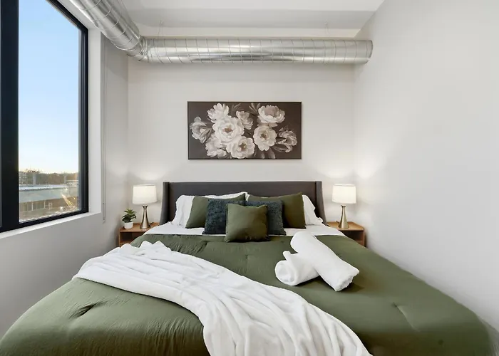 Apartment Edgewater With Free Parking Gym Modern Living